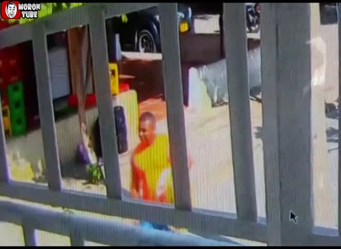 Video :Colombia - a man gets shot in the head and murdered just in front of his house